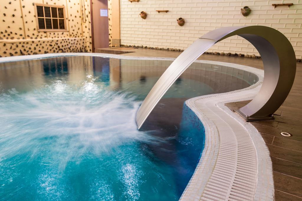 Bukovyna Hotel Tsjernivsi Buitenkant foto